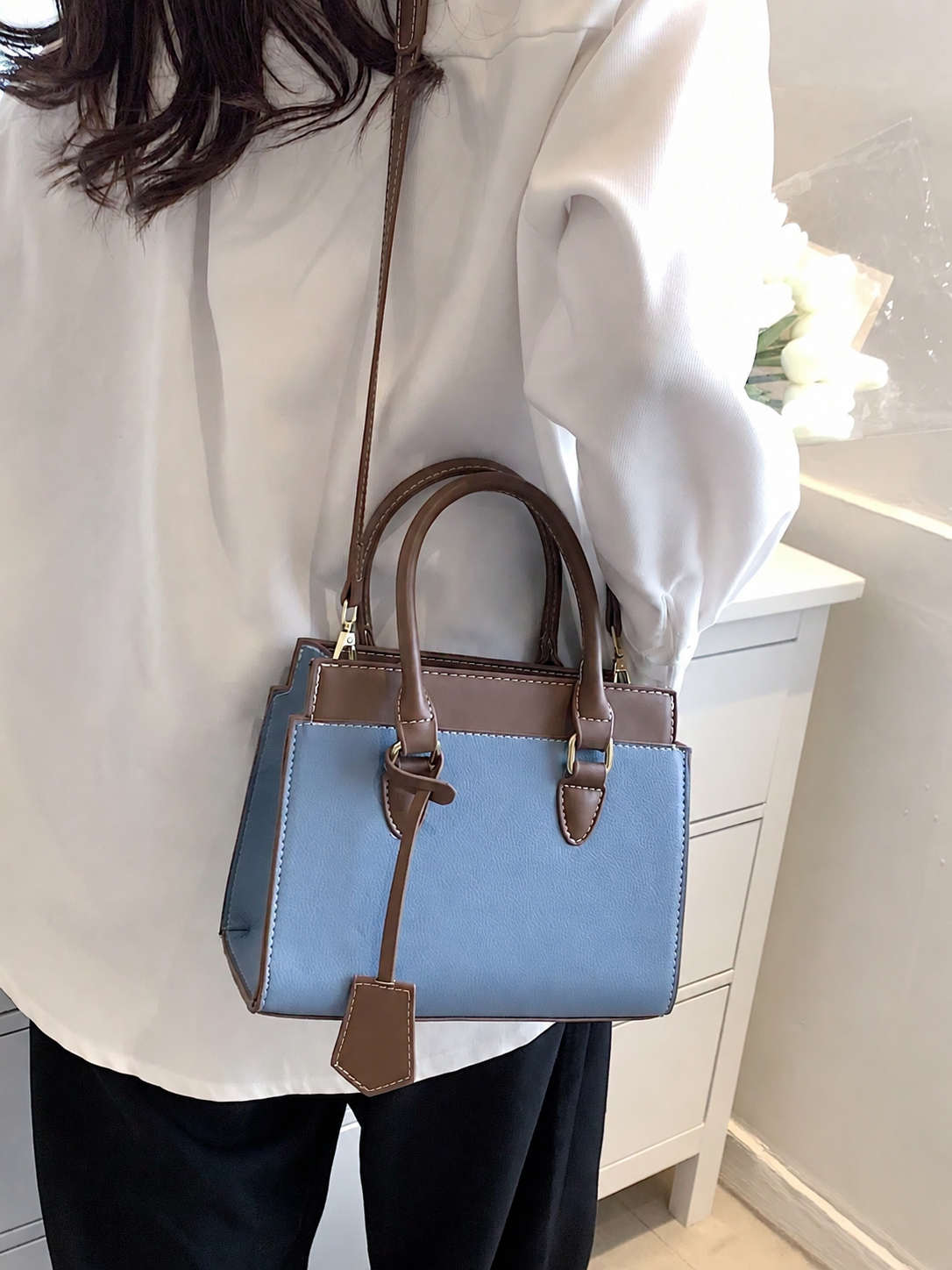 Bolso azul para mujer con doble asa y acabado texturizado