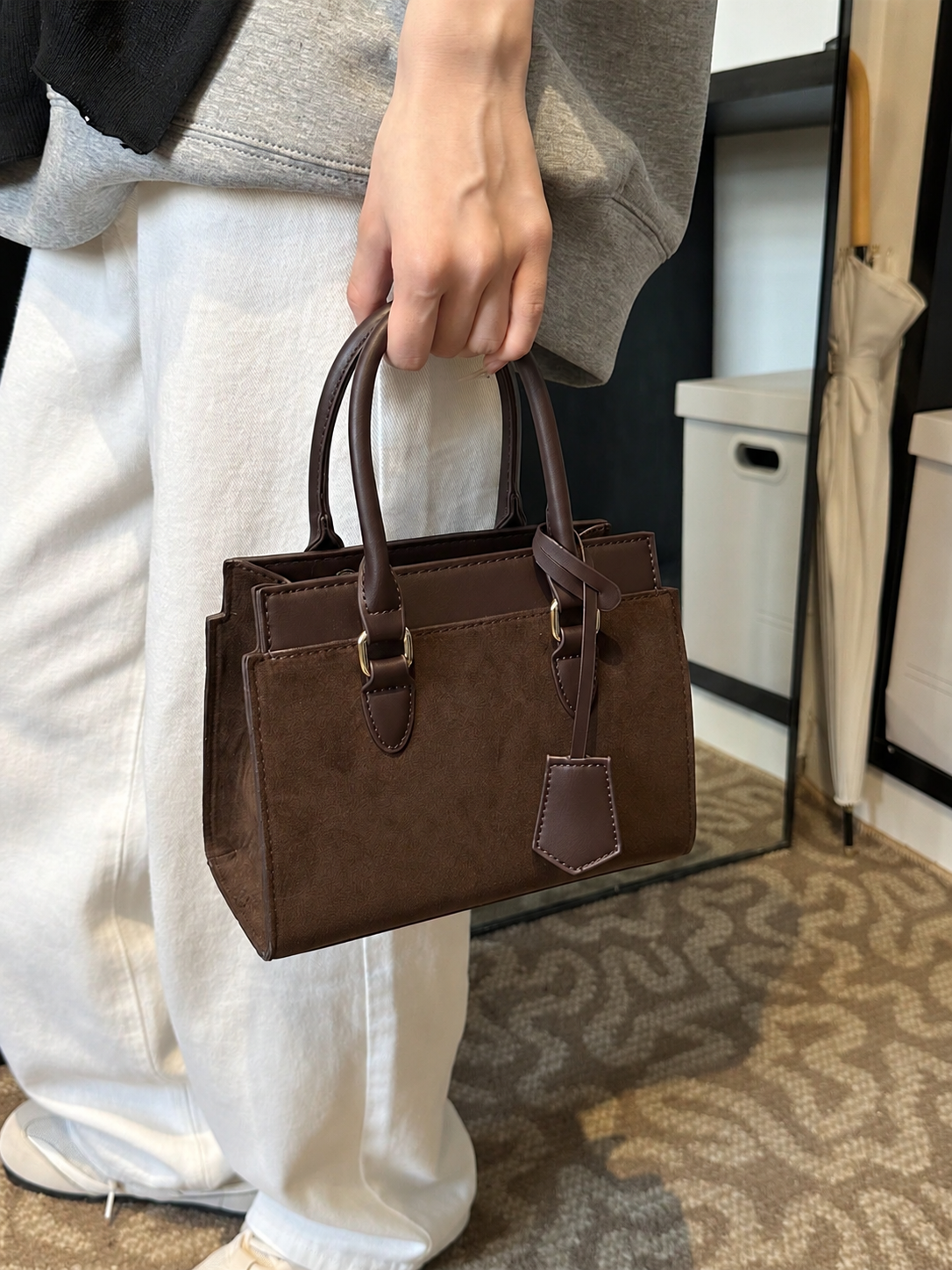 Bolso café para mujer con correa ajustable de hombro