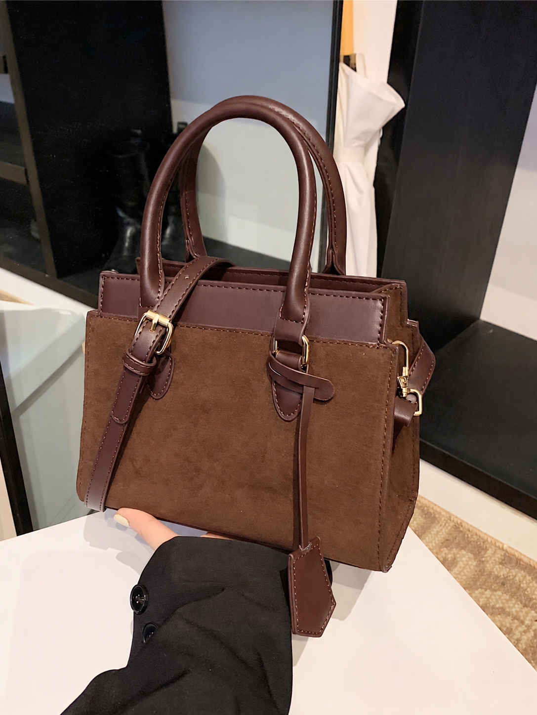 Bolso de mano café para mujer con acabado texturizado