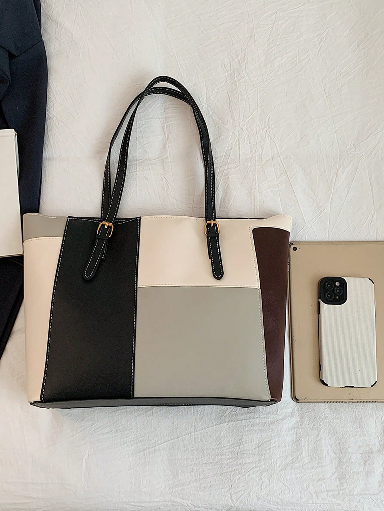 bolso tote multicolor junto a accesorios tamaño real