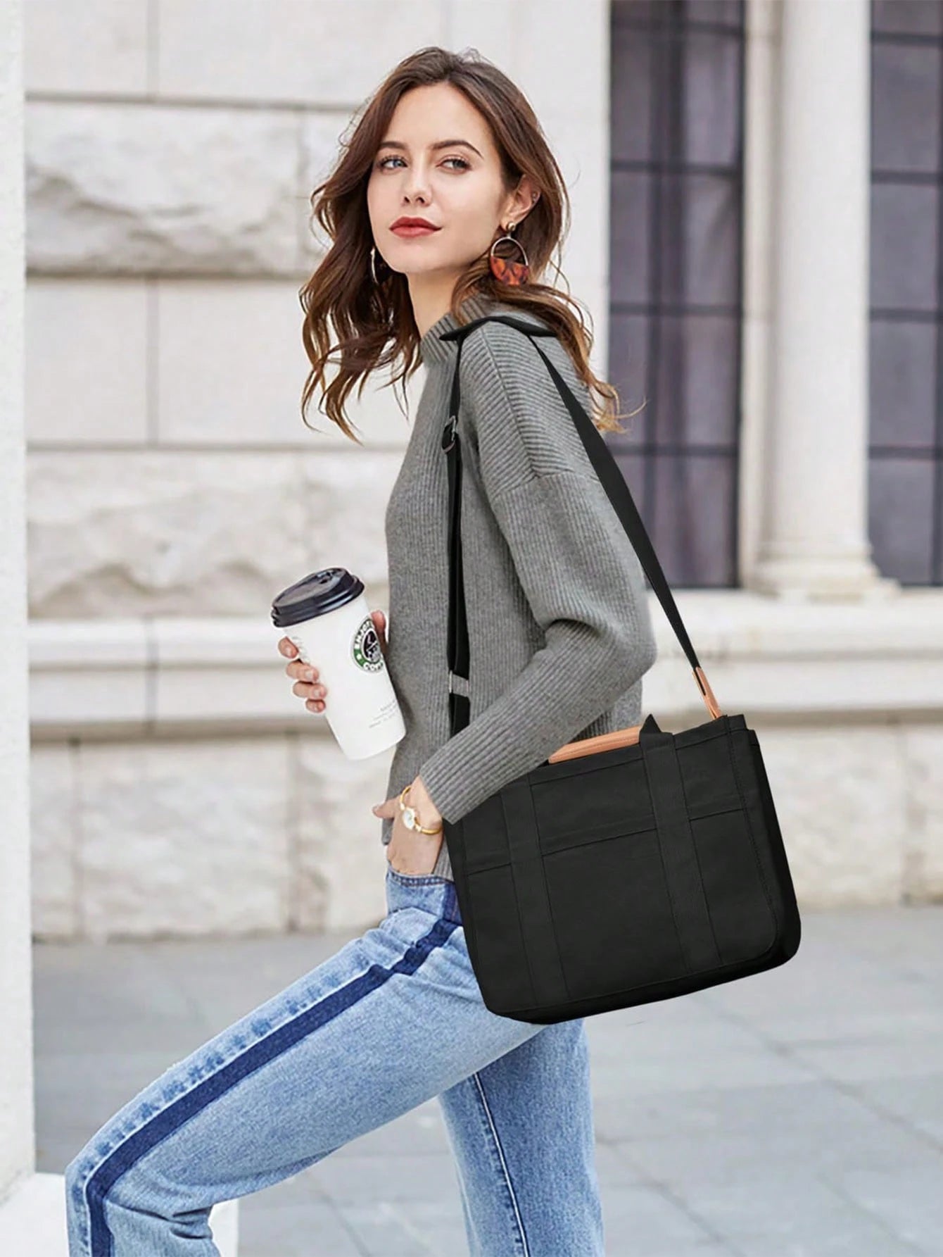 bolso tote negro para mujer con correa ajustable en uso
