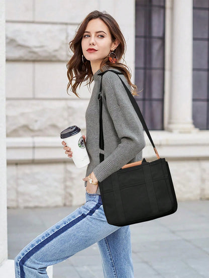 bolso tote negro para mujer con correa ajustable en uso
