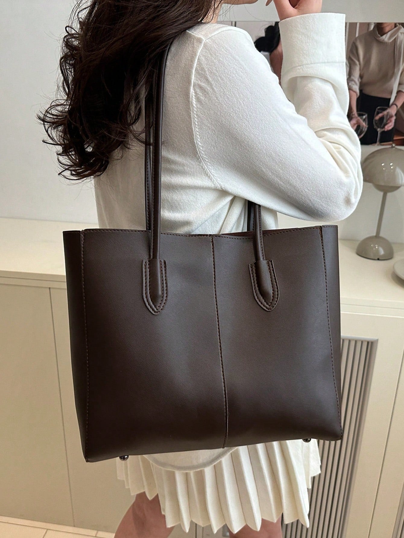 set de bolso tote café para mujer llevado al hombro