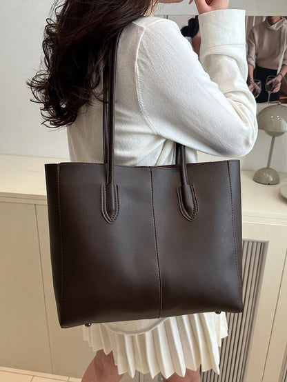 set de bolso tote café para mujer llevado al hombro