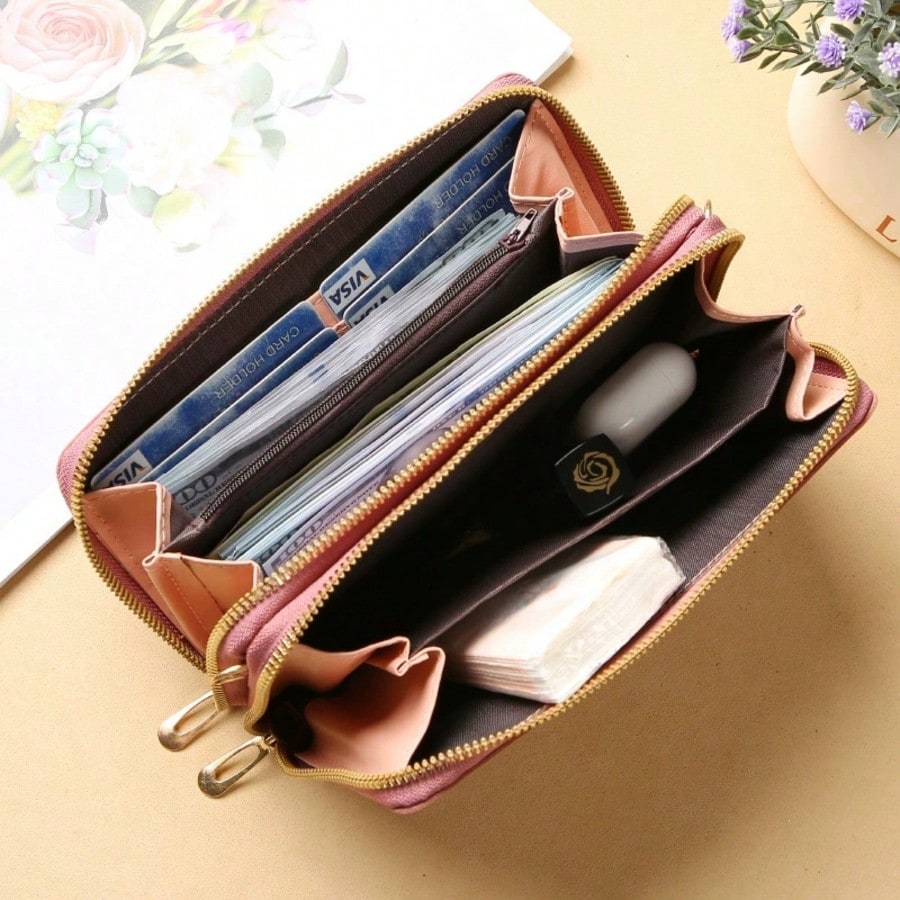 interior del bolso crossbody con múltiples compartimentos