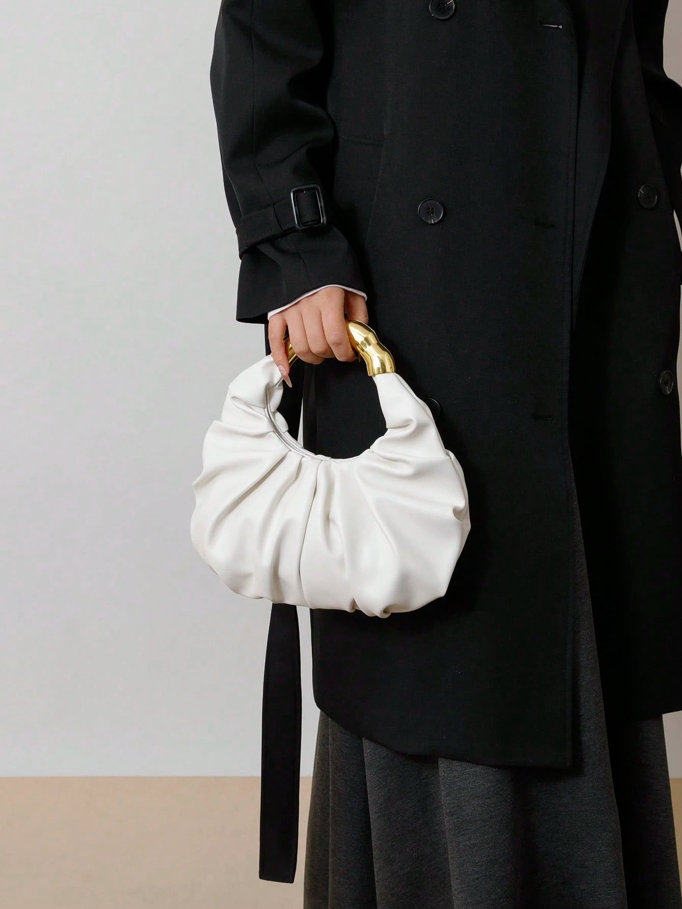 vista lateral del bolso blanco elegante