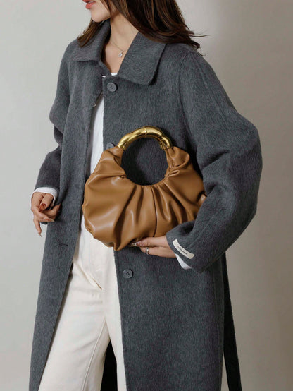 Bolso hobo marrón para mujer llevado bajo el brazo