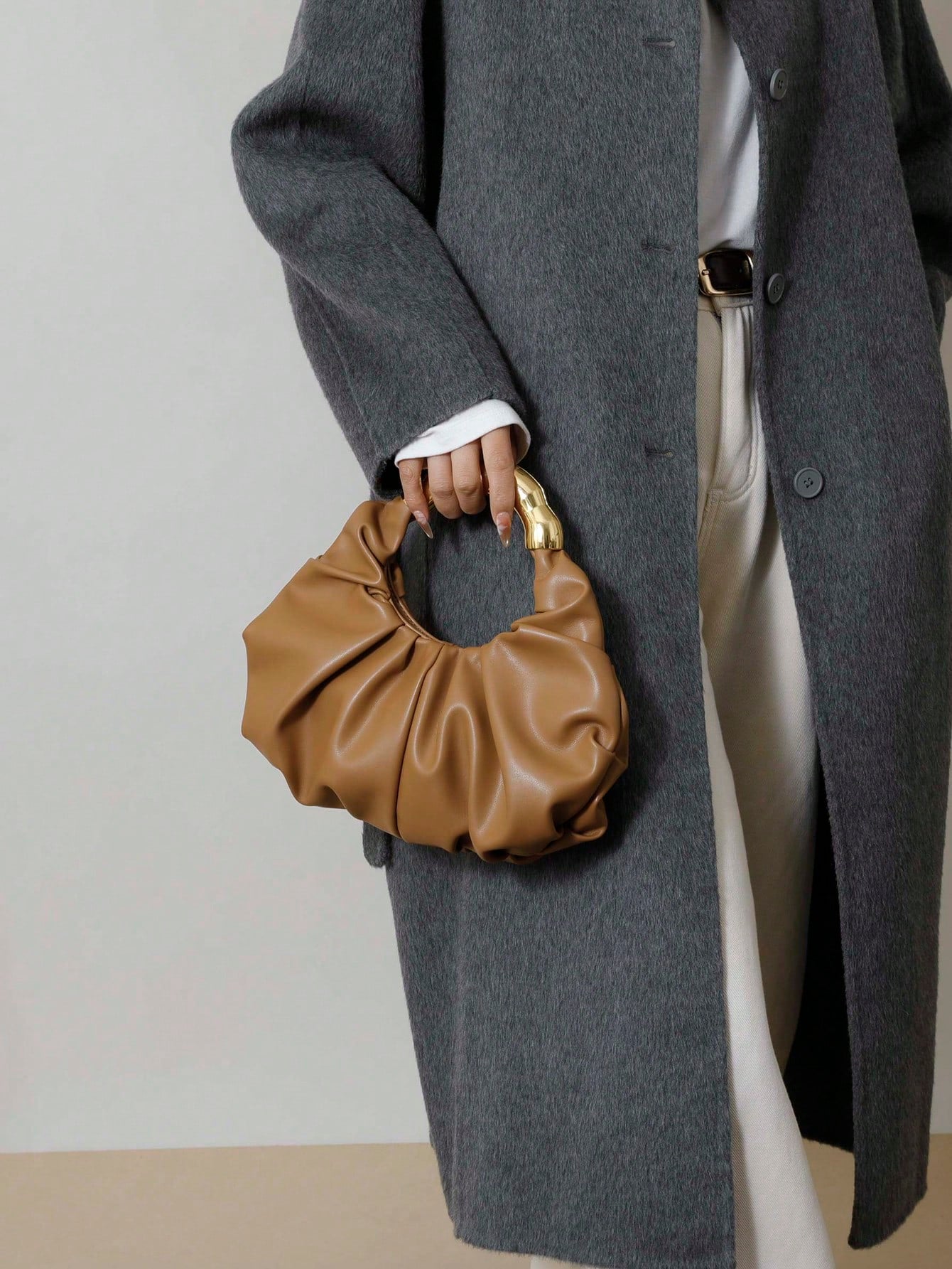 Bolso hobo marrón para mujer con asa metálica dorada