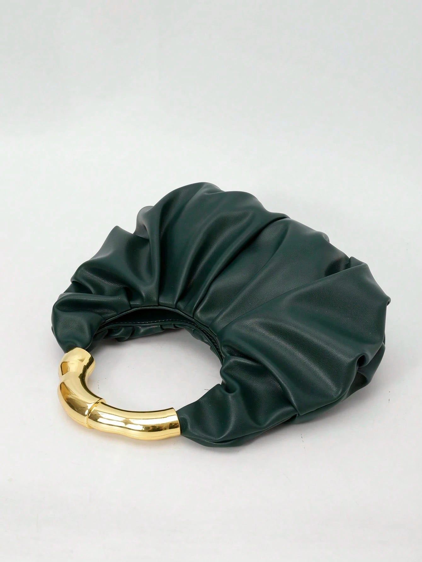 Bolso hobo verde para mujer con acabado fruncido y asa dorada, vista superior lateral