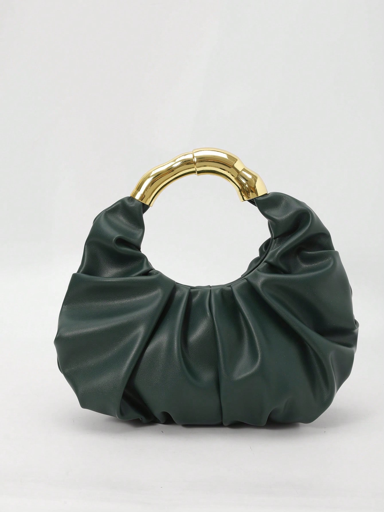 Bolso hobo verde para mujer con diseño fruncido y asa dorada, vista frontal