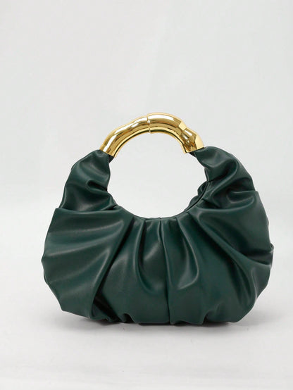 Bolso hobo verde para mujer con diseño fruncido y asa dorada, vista frontal