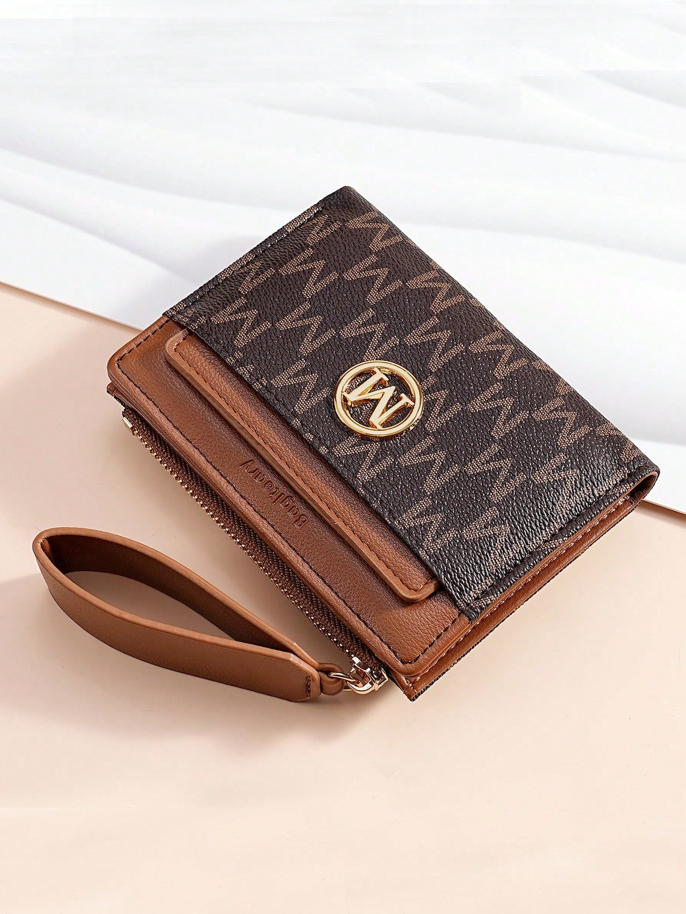 cartera monograma café para dama con herraje dorado