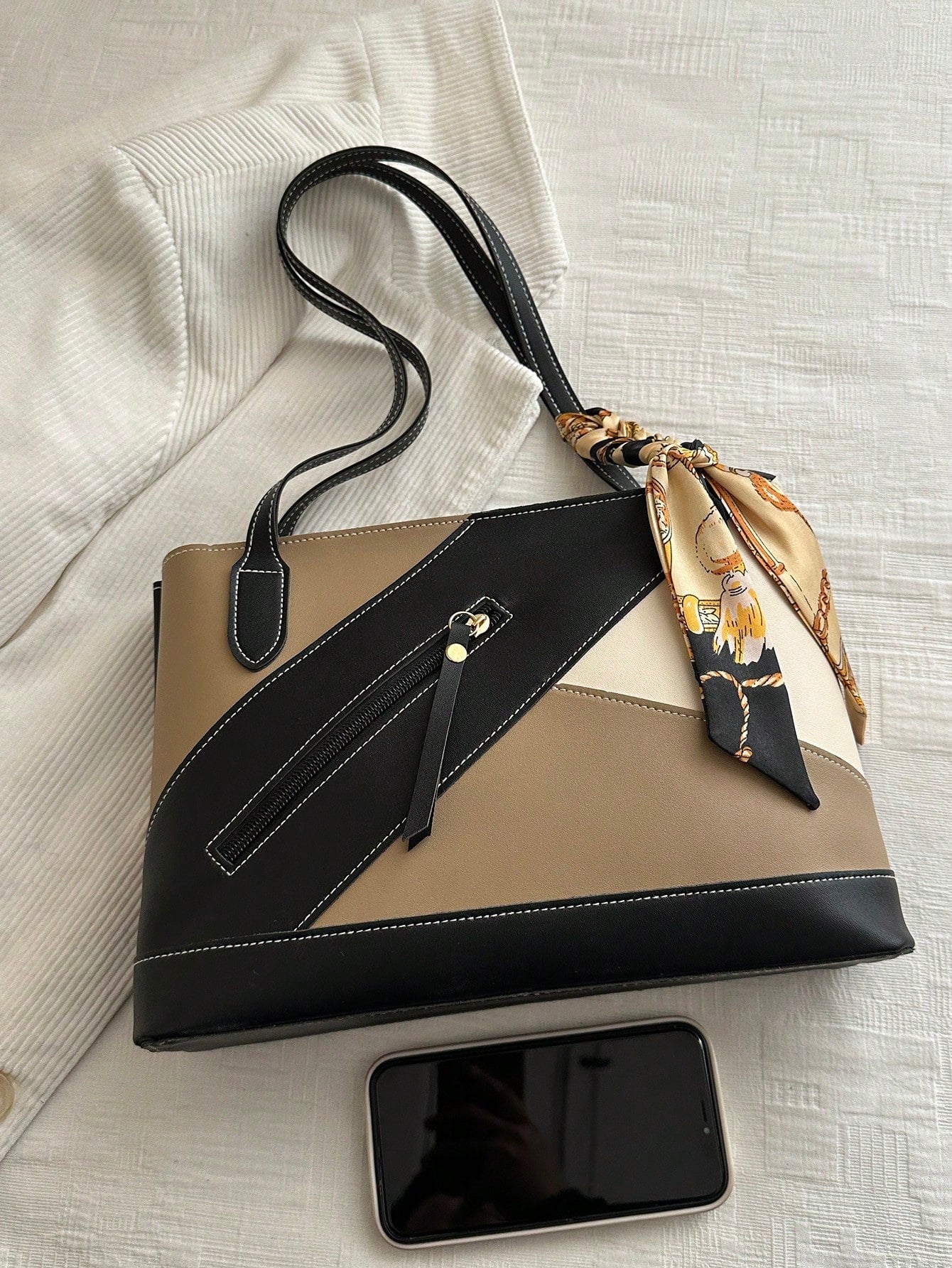 bolso tote caqui para dama con detalle de tamaño