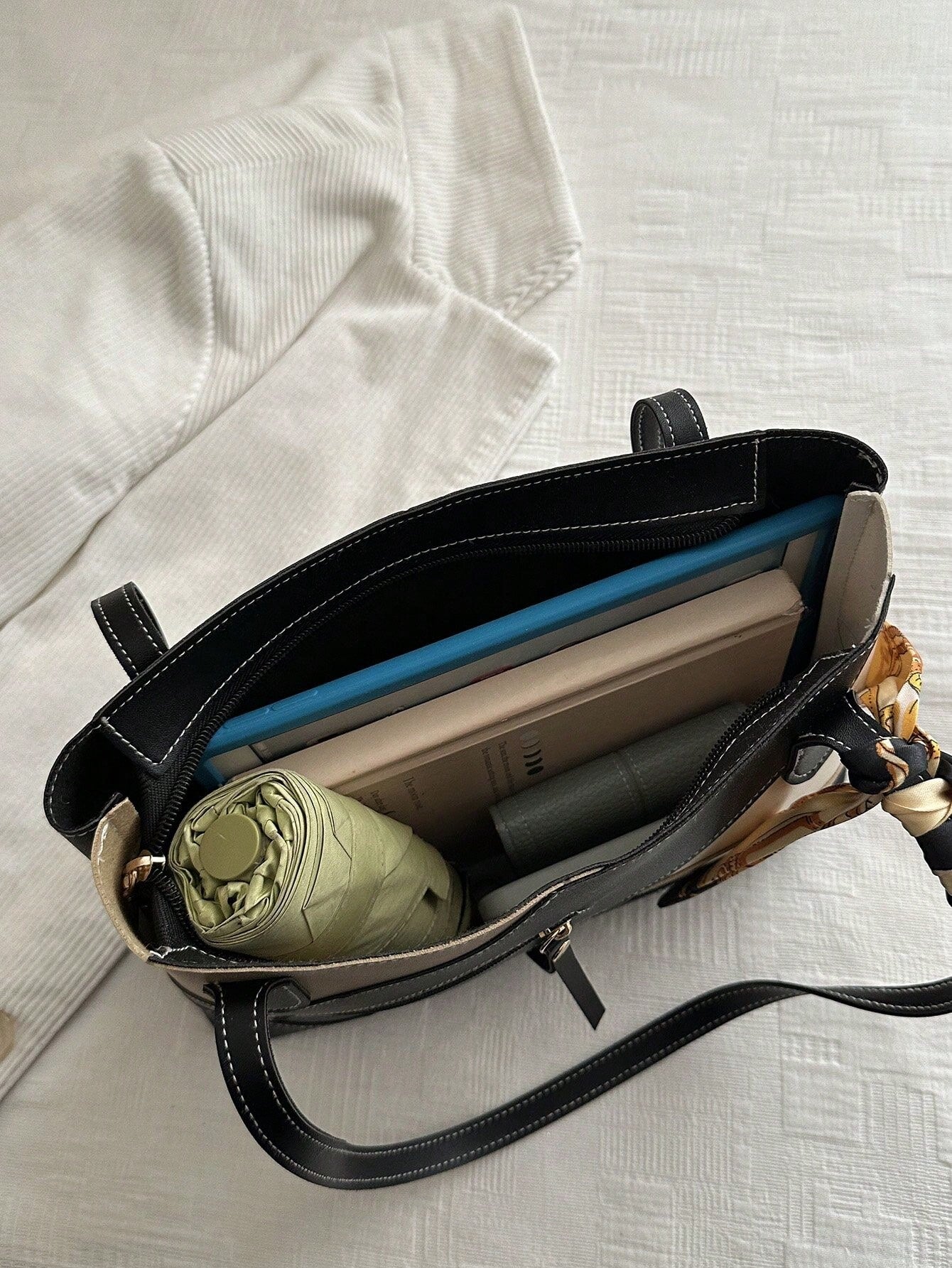 interior del bolso tote para dama con gran capacidad