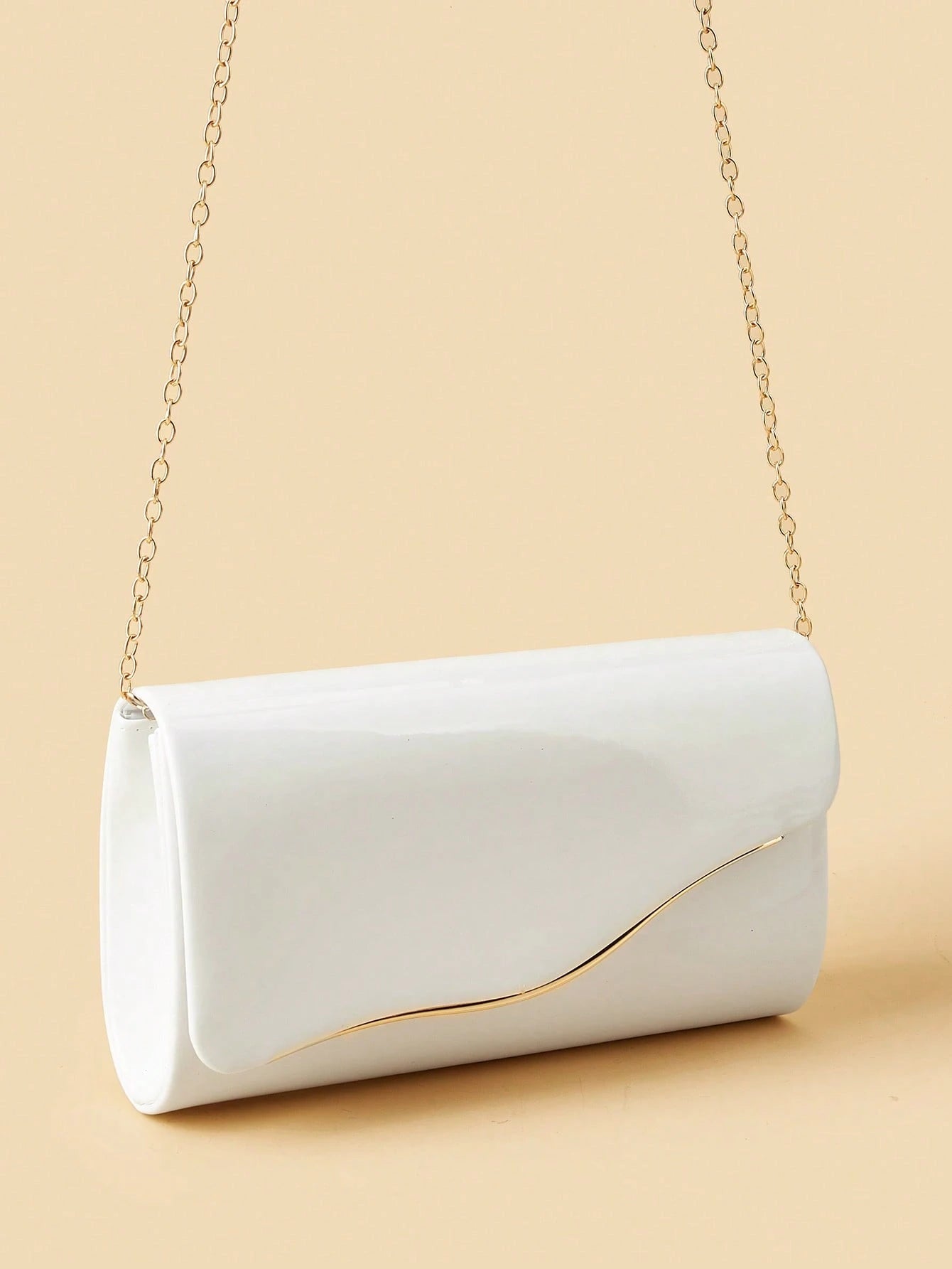 bolso de fiesta blanco para mujer vista frontal con cadena dorada
