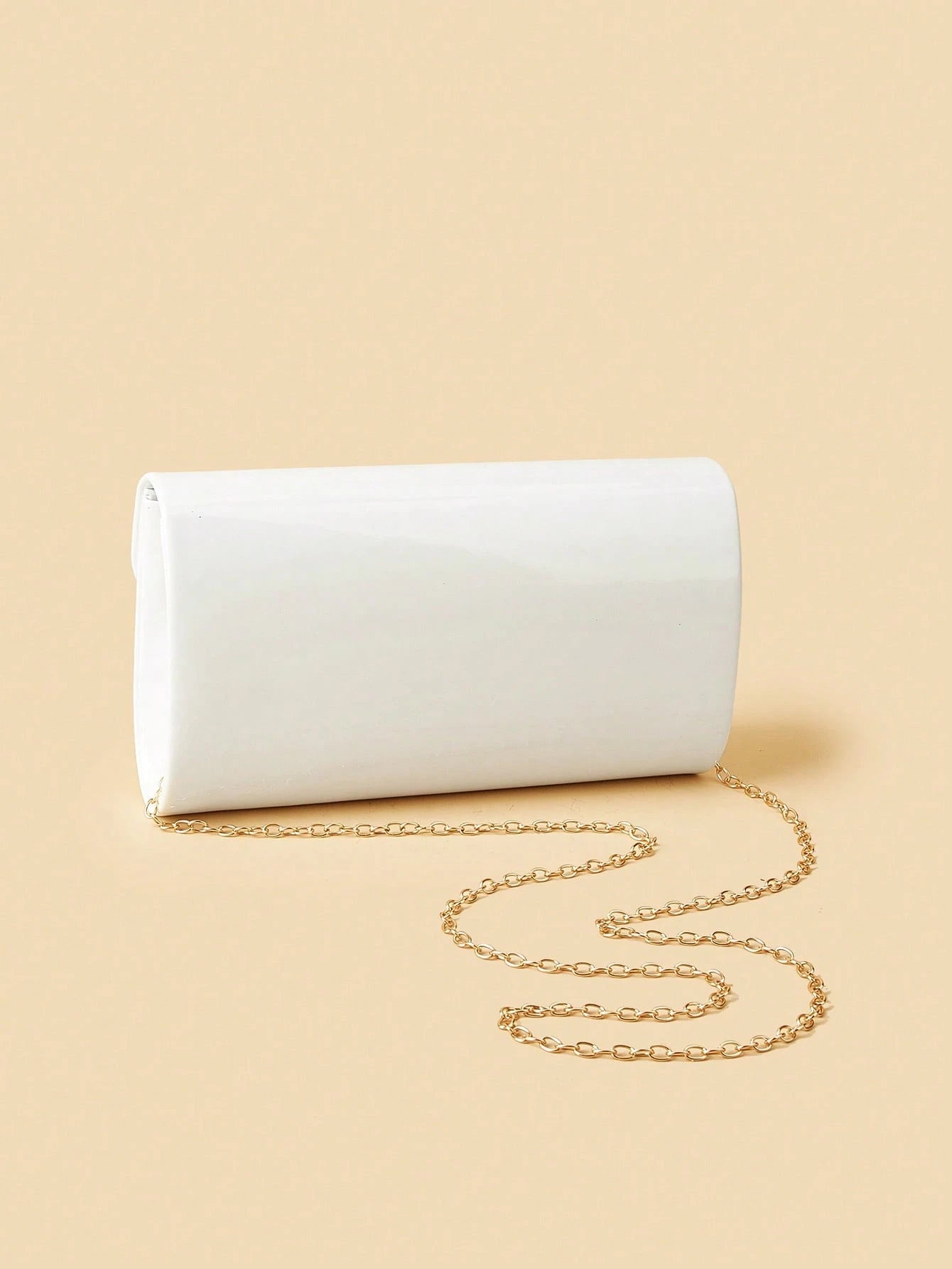 bolso de fiesta blanco para mujer vista posterior con cadena metálica
