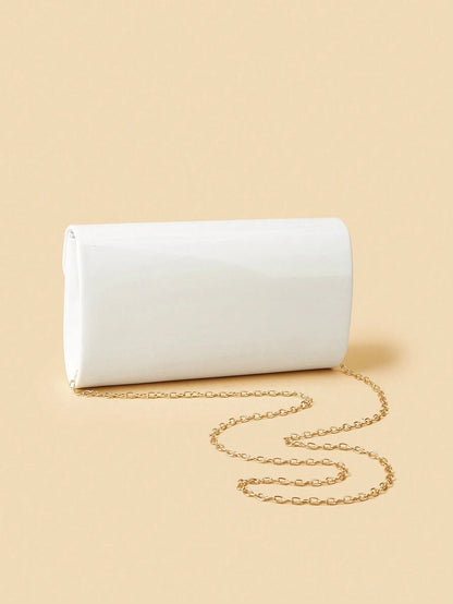 bolso de fiesta blanco para mujer vista posterior con cadena metálica
