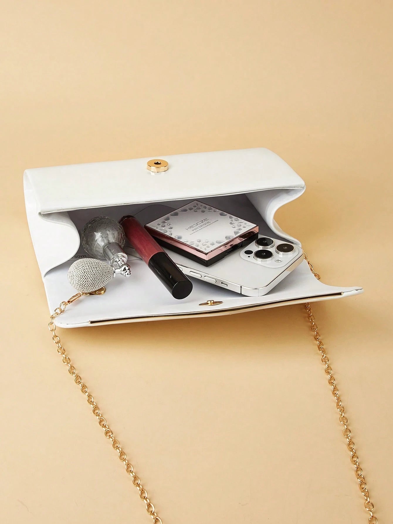 bolso de fiesta blanco para mujer vista interior con espacio para esenciales
