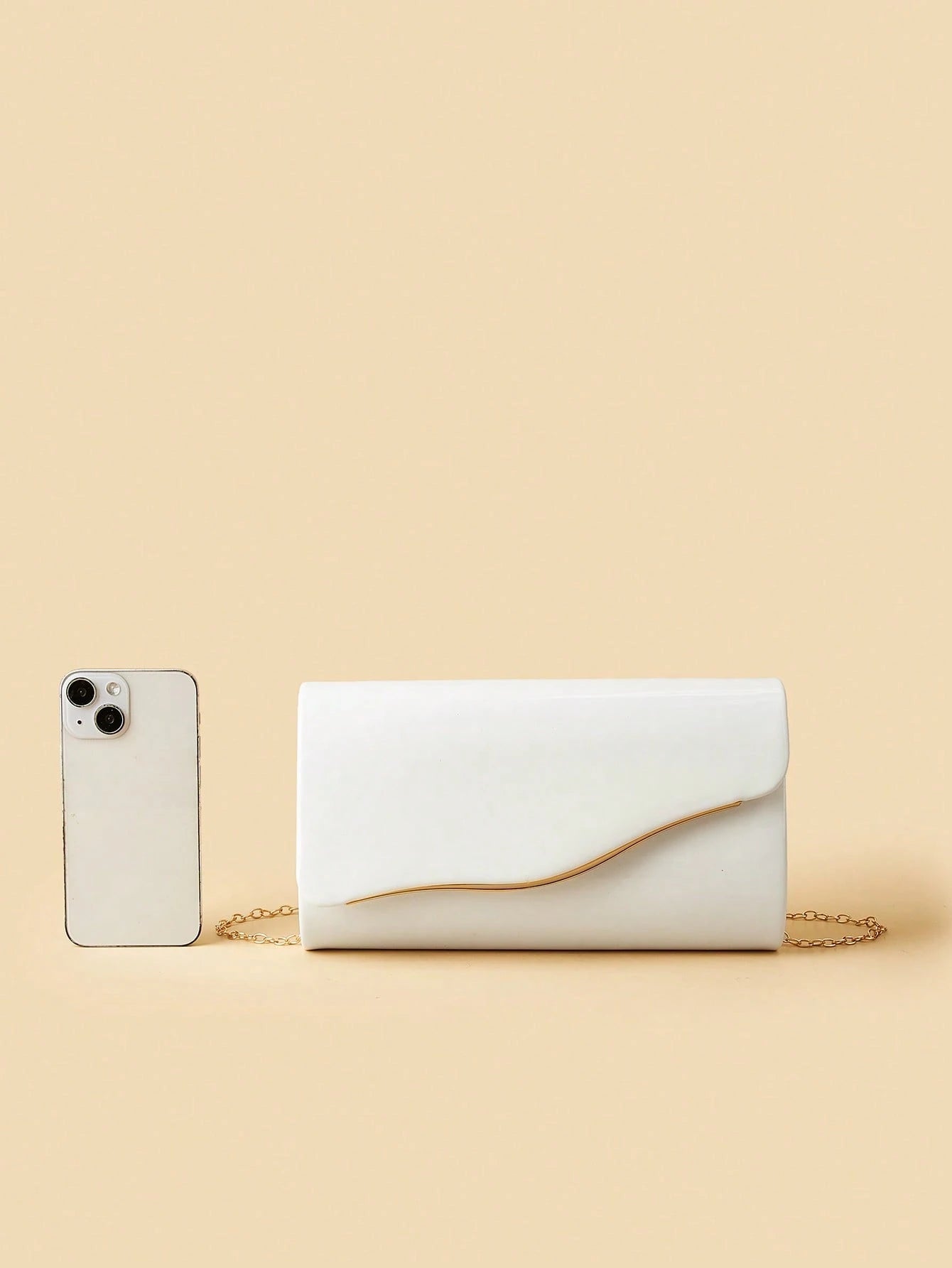 bolso de fiesta blanco para mujer vista frontal junto a teléfono
