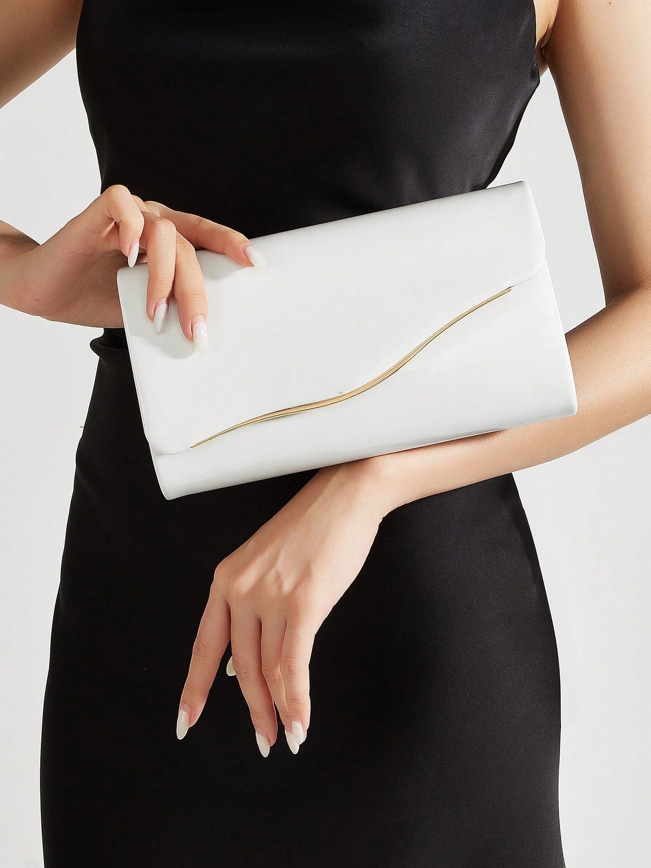 bolso de fiesta blanco para mujer vista en uso con detalle dorado
