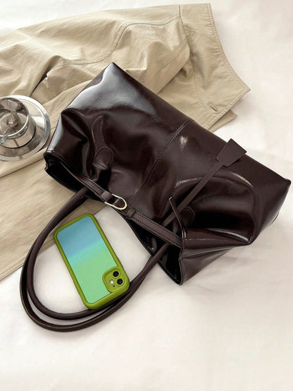 bolso café para mujer detalle del acabado brillante y hebilla
