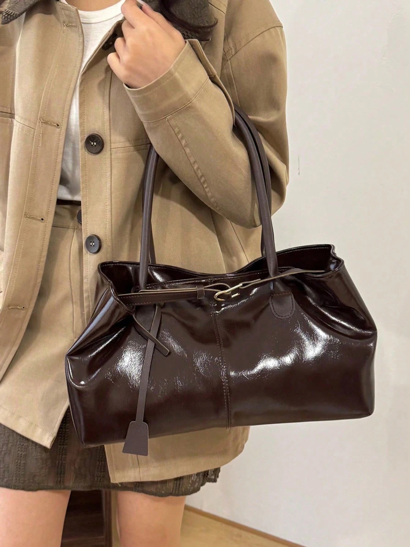 bolso café para mujer vista en uso estilo oficina

