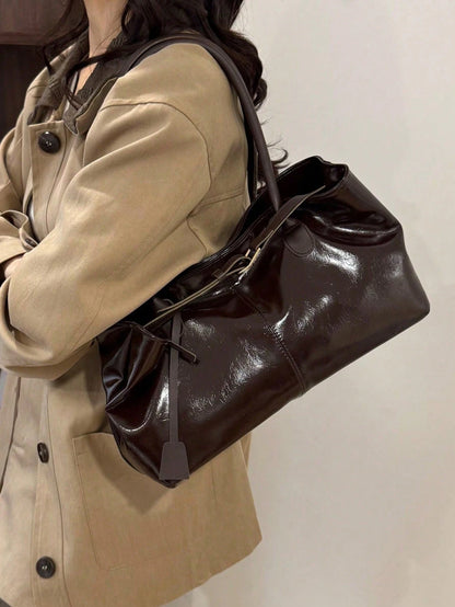 bolso café para mujer vista lateral con diseño amplio

