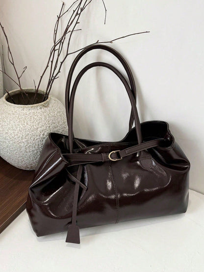 bolso café para mujer vista frontal con acabado brillante
