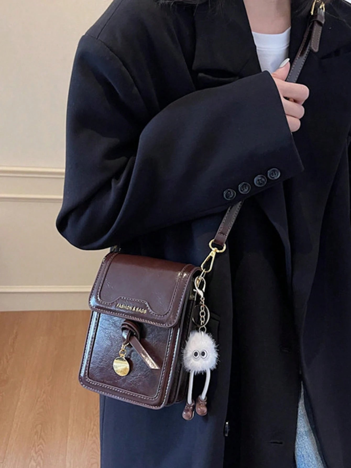Bolso crossbody café para mujer uso al hombro con outfit casual