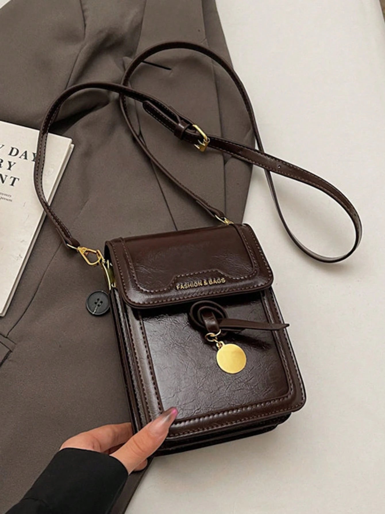 Bolso crossbody café para mujer vista superior sobre superficie clara