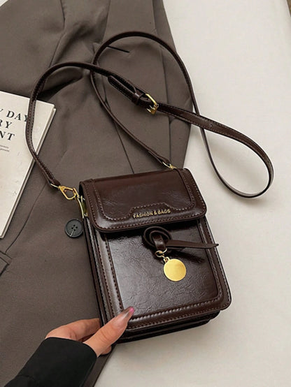 Bolso crossbody café para mujer vista superior sobre superficie clara
