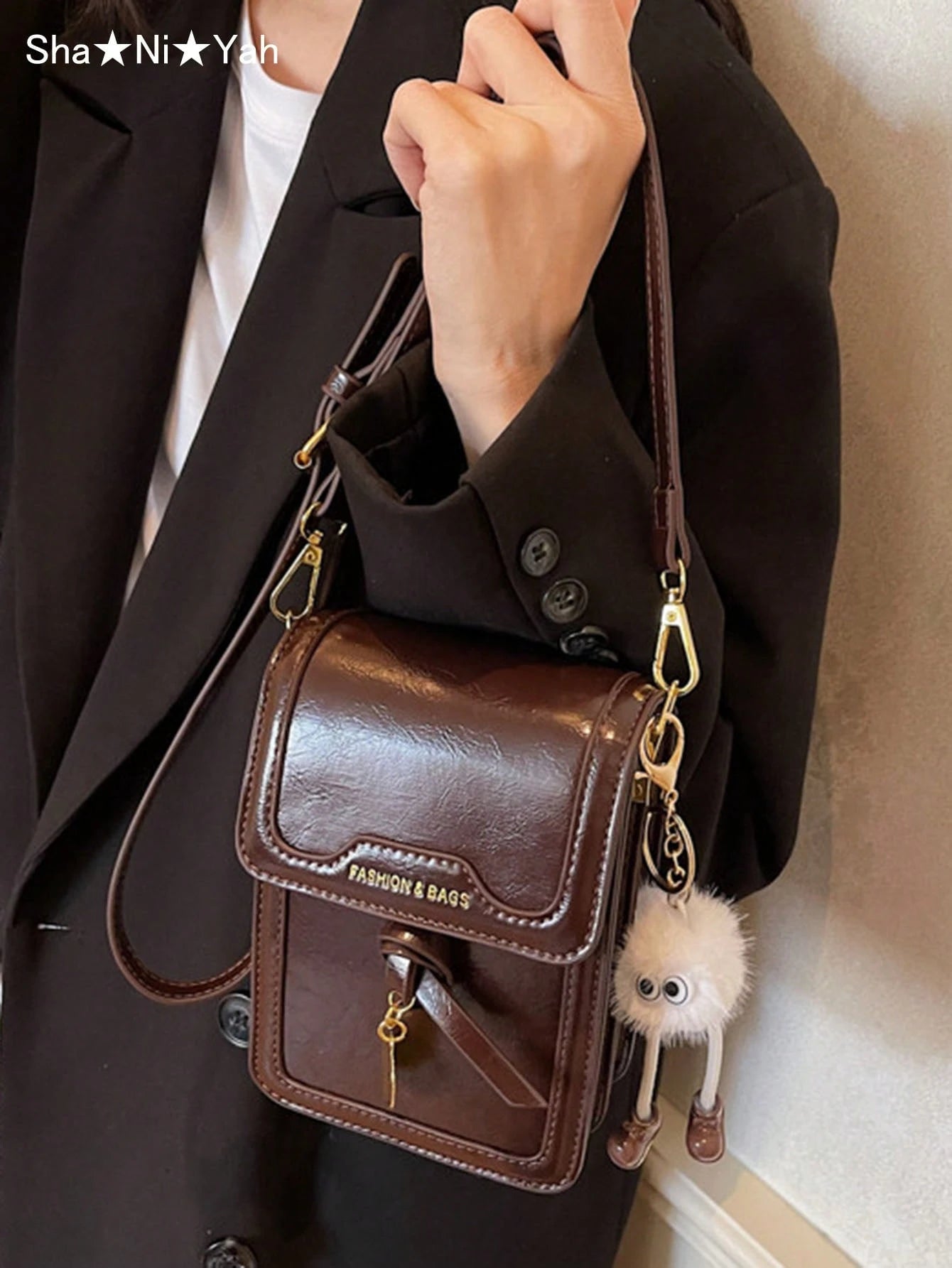 Bolso crossbody café para mujer vista en uso con acabado brillante