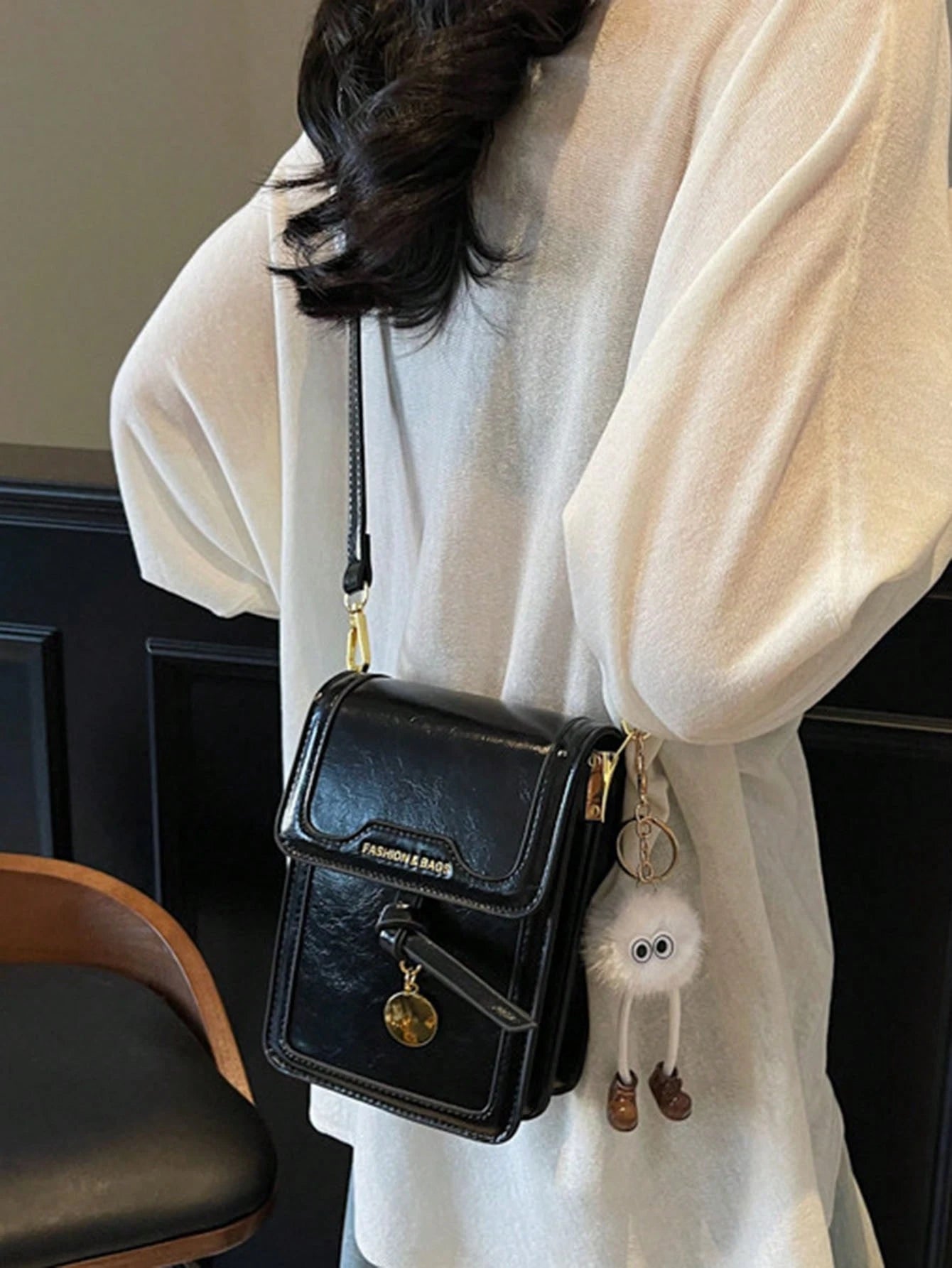 Bolso crossbody negro para mujer en uso con outfit casual