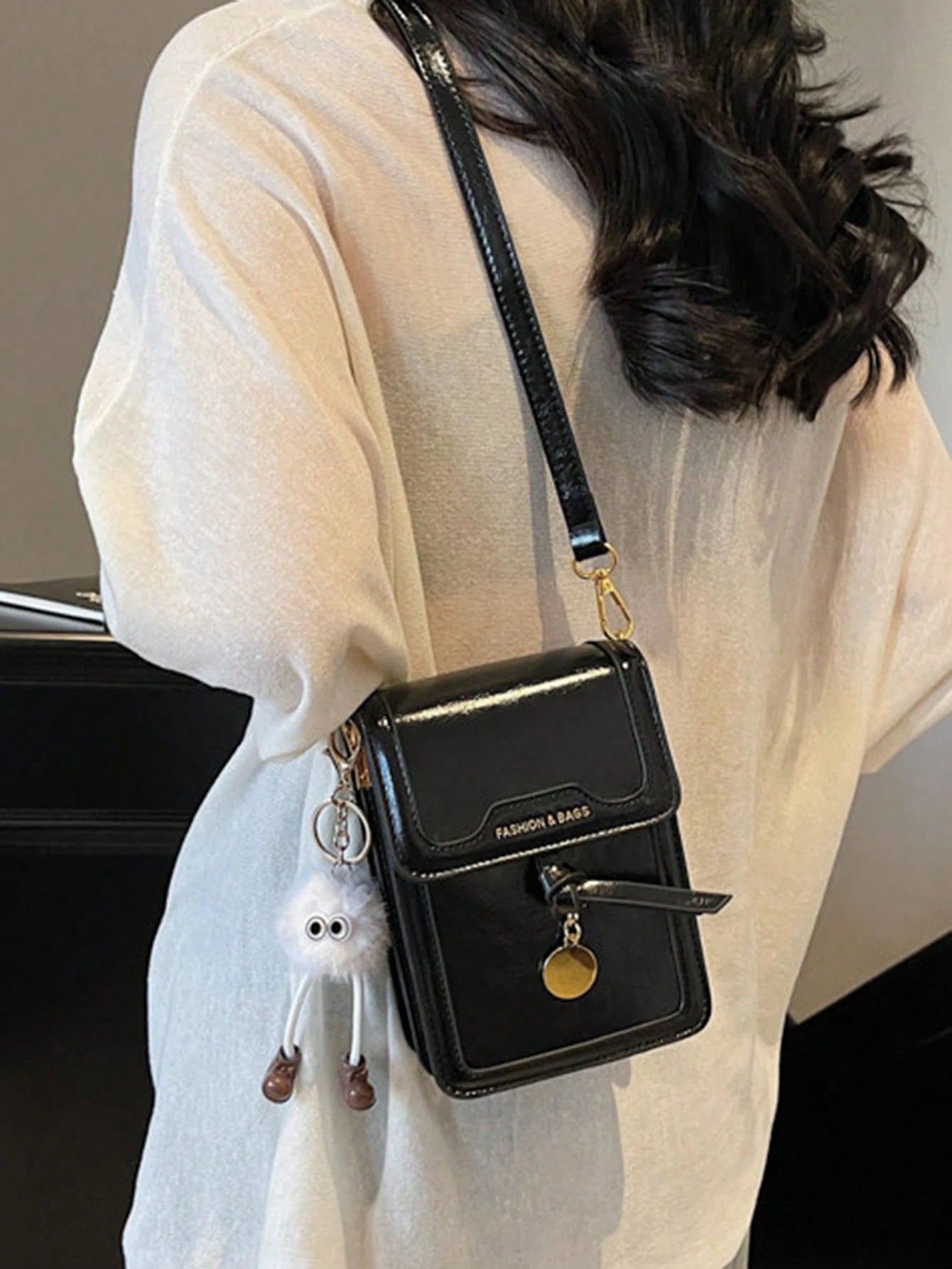 Bolso crossbody negro para mujer vista lateral en uso