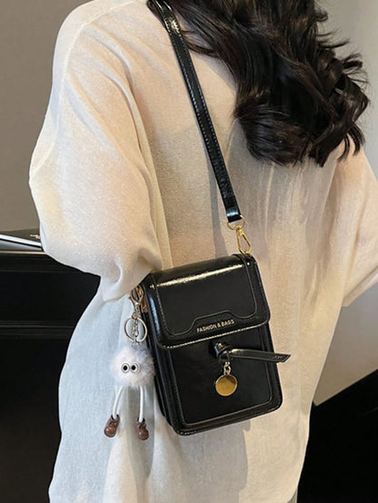 Bolso crossbody negro para mujer vista lateral en uso