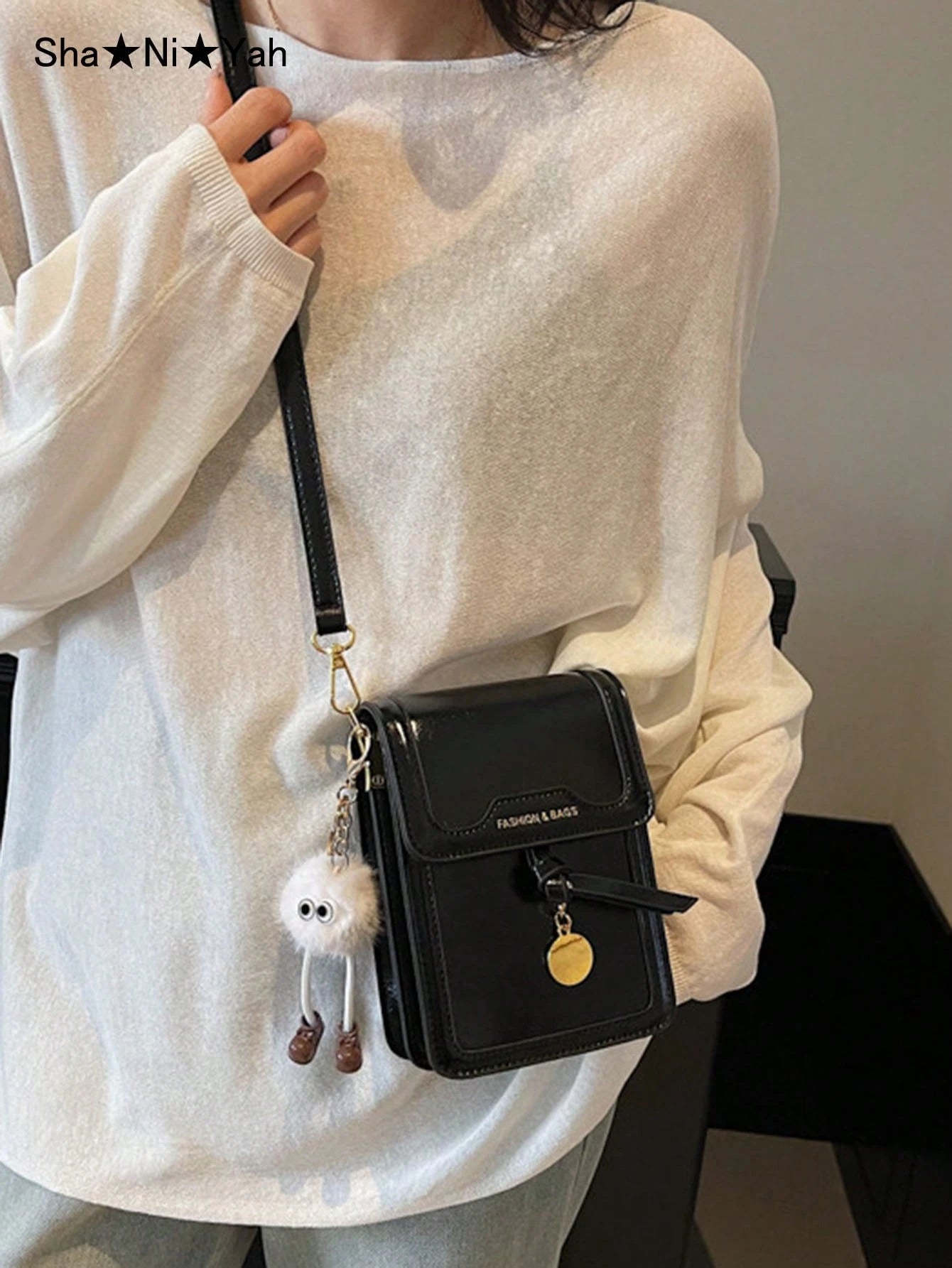 Bolso crossbody negro para mujer detalle del diseño mini en outfit claro