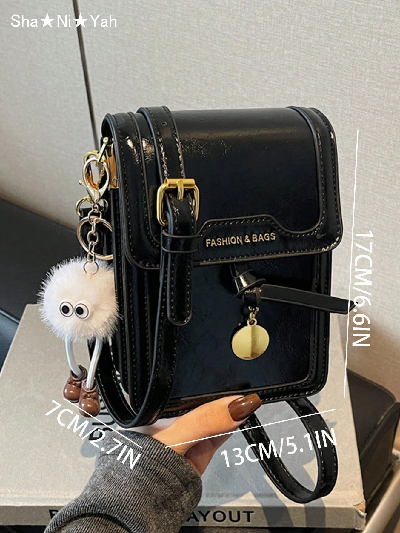 Bolso crossbody negro para mujer con medidas y acabado brillante