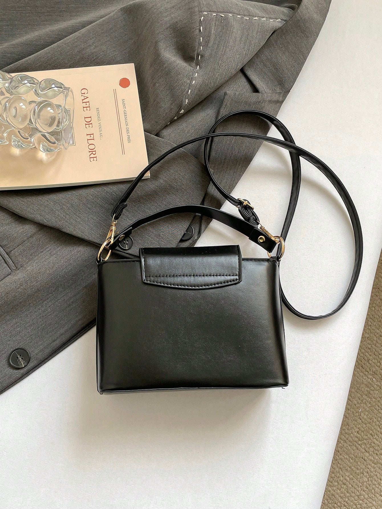 bolso cuadrado negro para mujer vista posterior con correa ajustable
