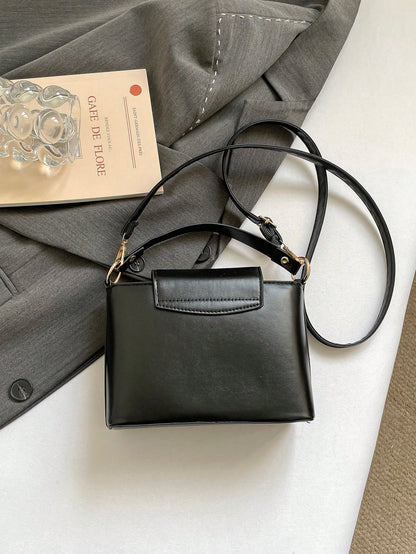 bolso cuadrado negro para mujer vista posterior con correa ajustable
