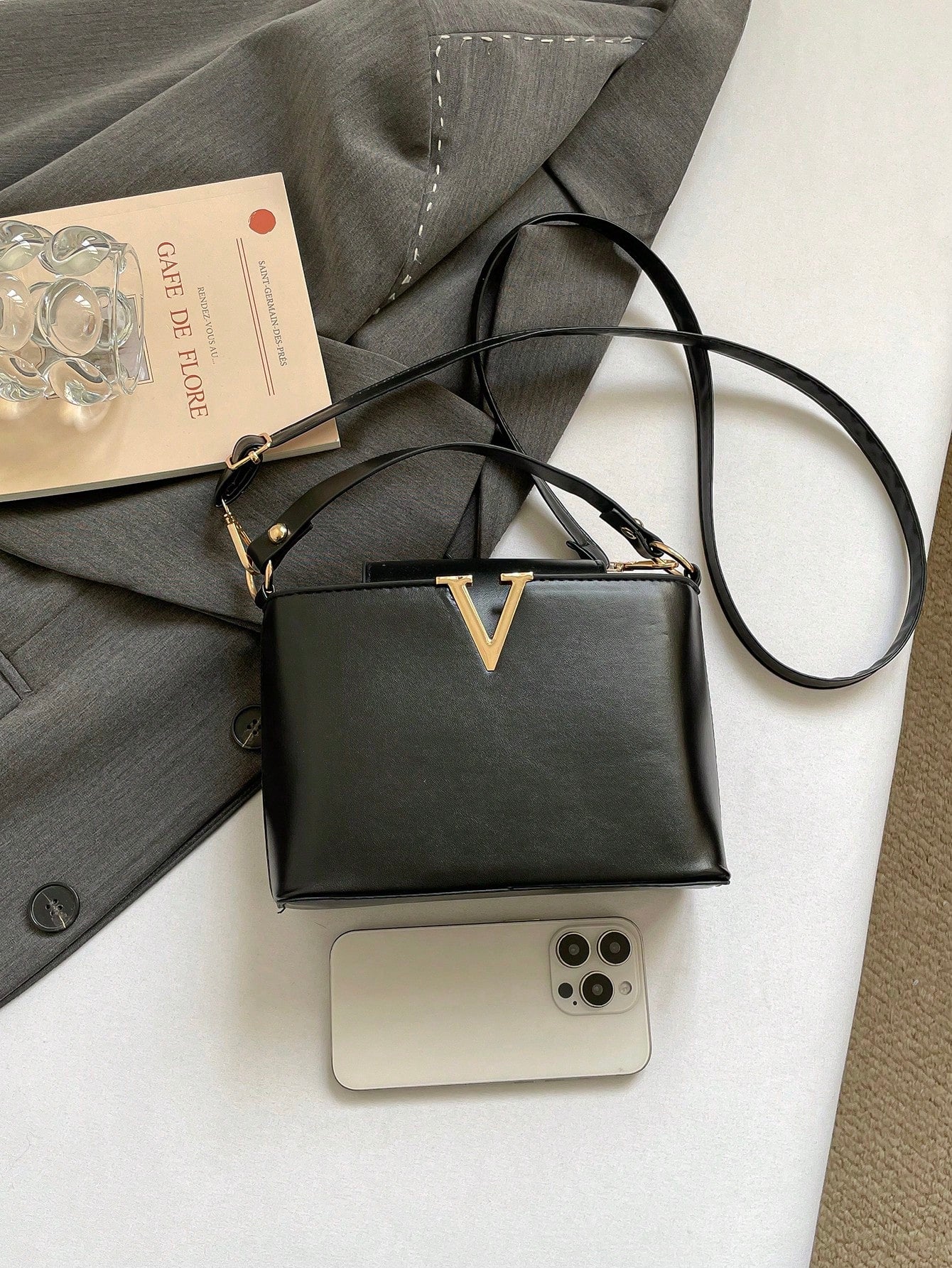 bolso cuadrado negro para mujer vista frontal con referencia de tamaño
