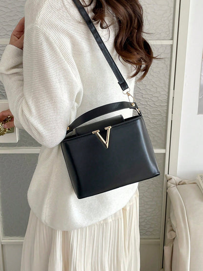 bolso cuadrado negro para mujer uso cruzado con look casual
