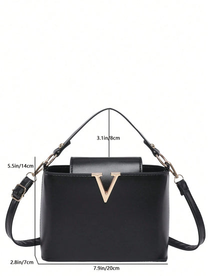 bolso cuadrado negro para mujer detalle del diseño estructurado y correa
