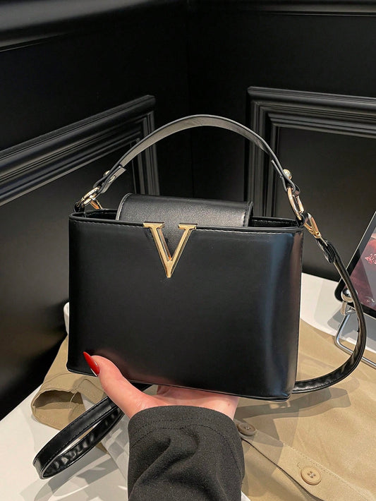 bolso cuadrado negro para mujer vista frontal con herraje en V
