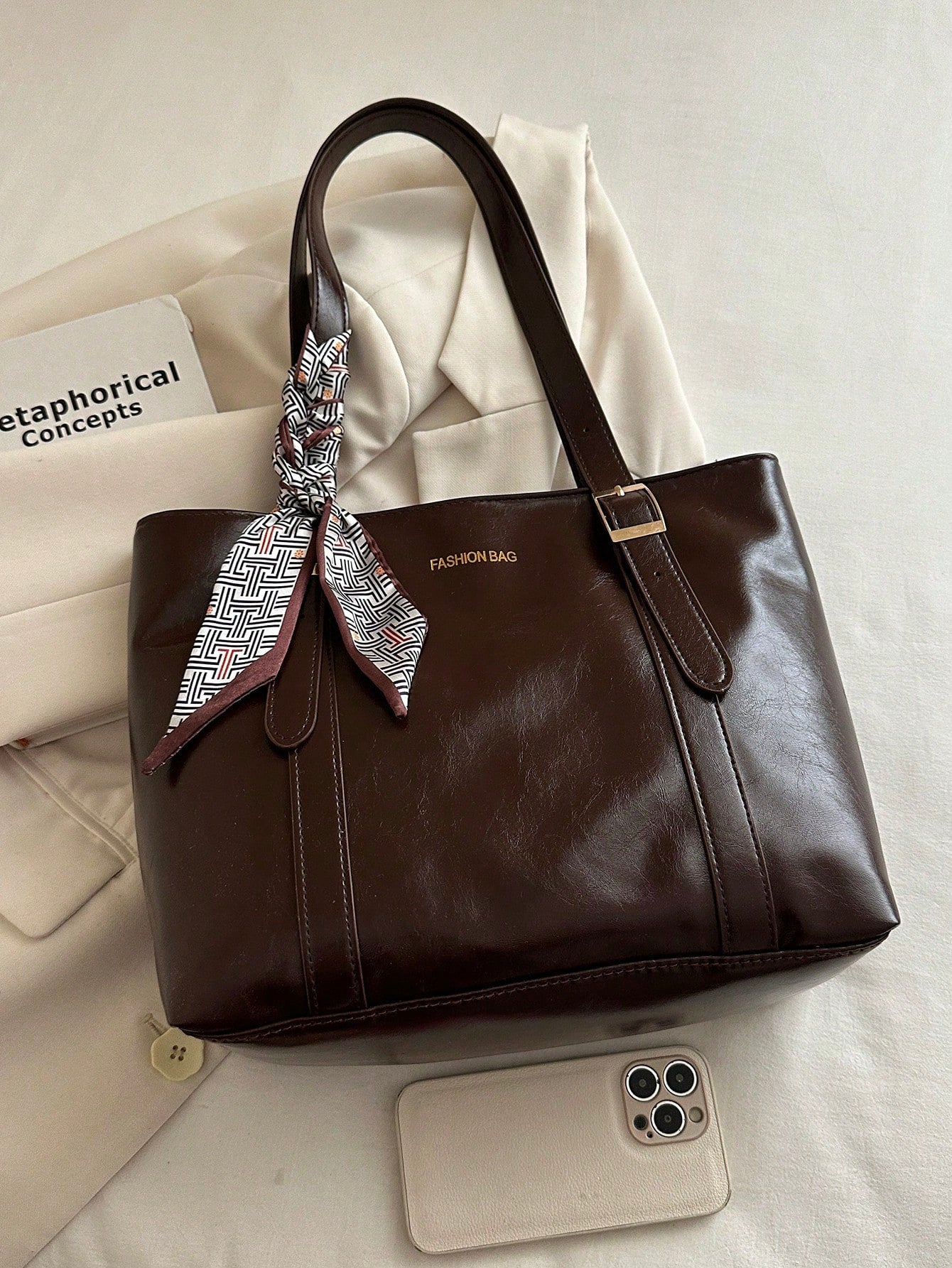 bolso tote café para mujer con pañuelo decorativo y acabado brillante
