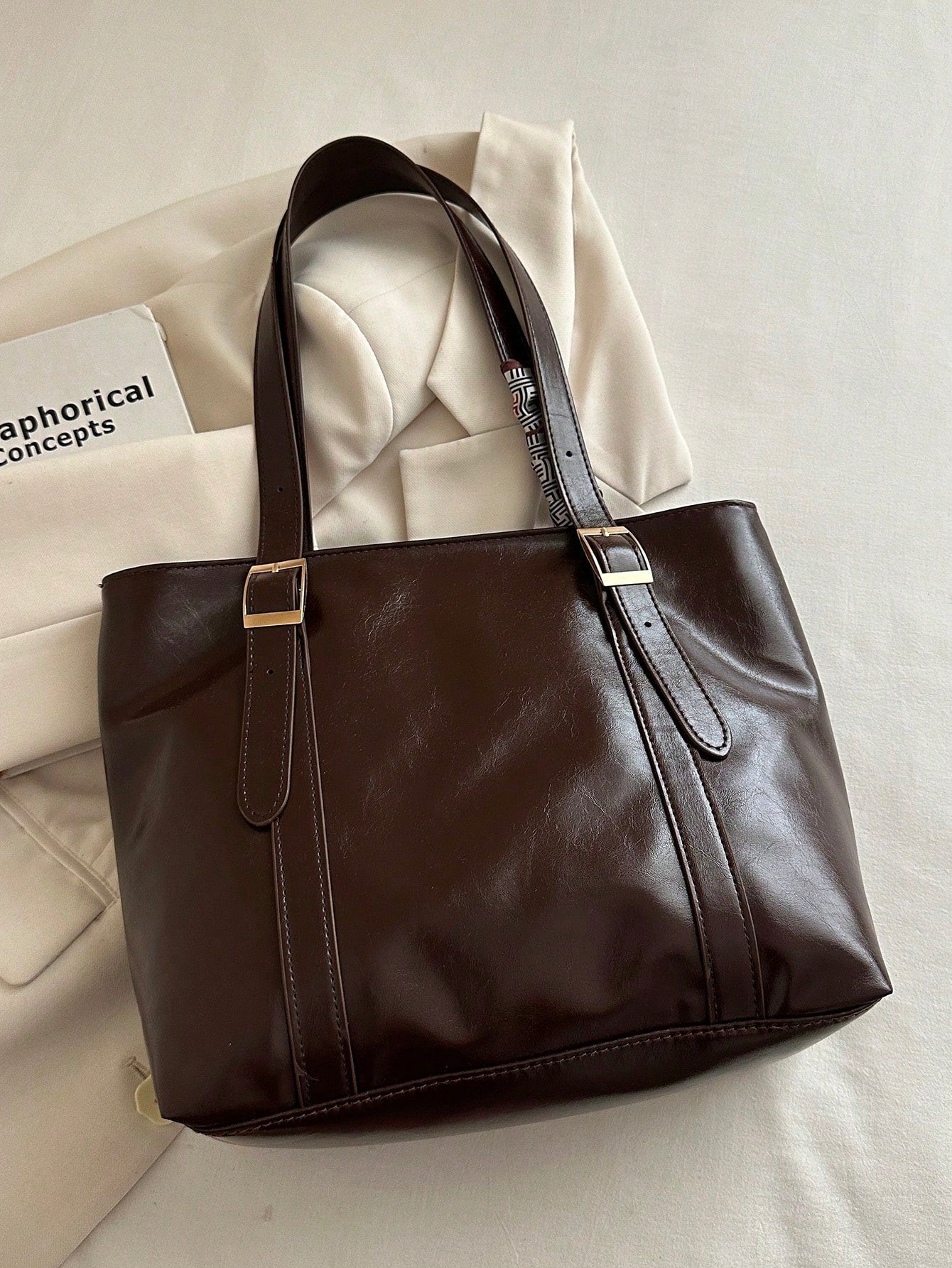 bolso tote café para mujer vista posterior sobre el hombro

