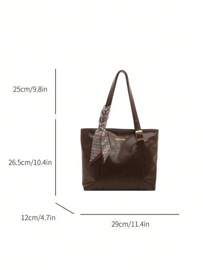bolso tote café para mujer sobre superficie clara con teléfono
