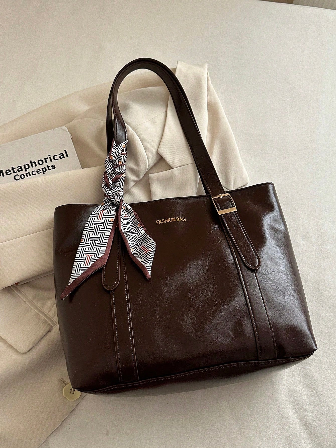 bolso tote café para mujer con pañuelo de seda vista frontal
