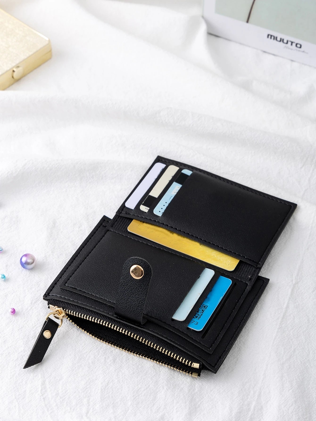 interior del monedero con compartimentos para tarjetas