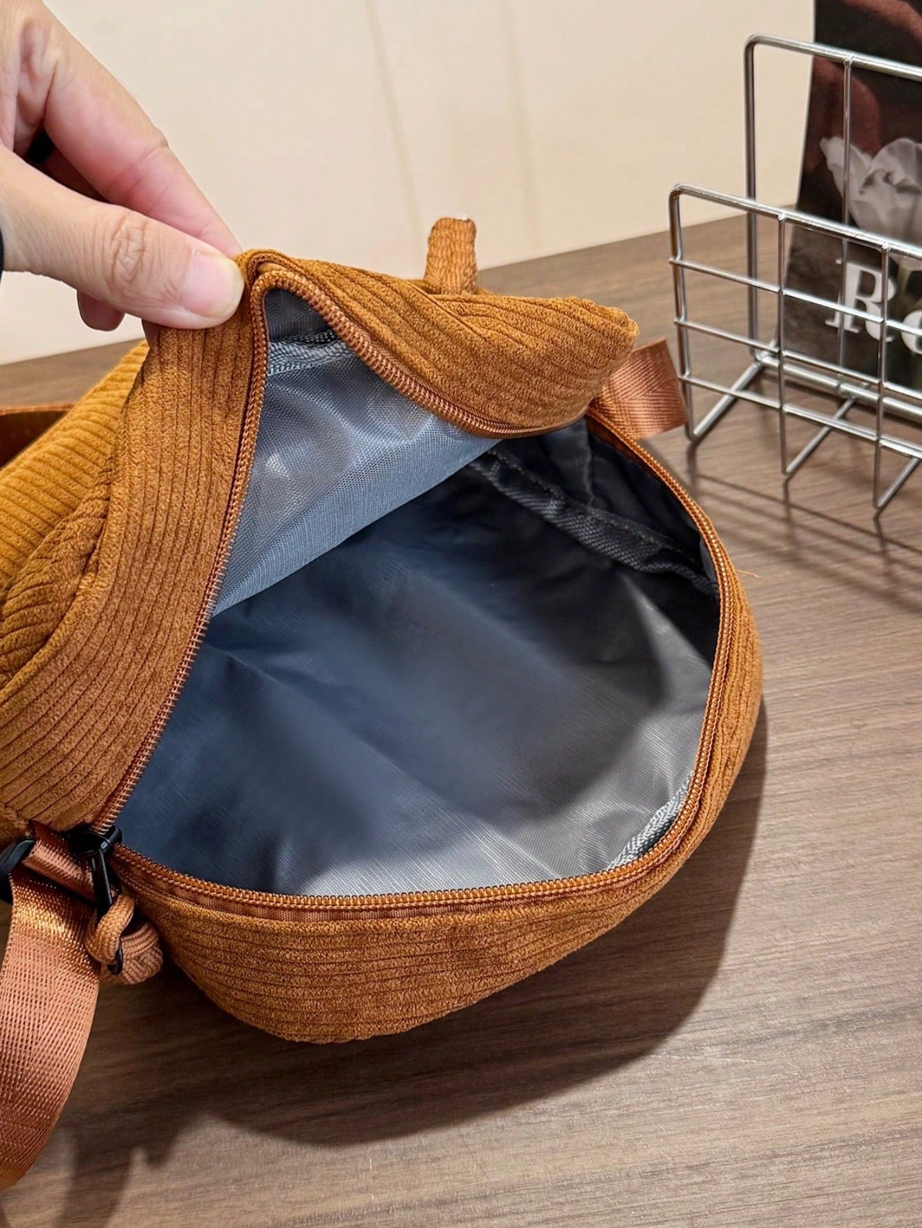 Bolso de pana camel para mujer vista frontal con correa ajustable