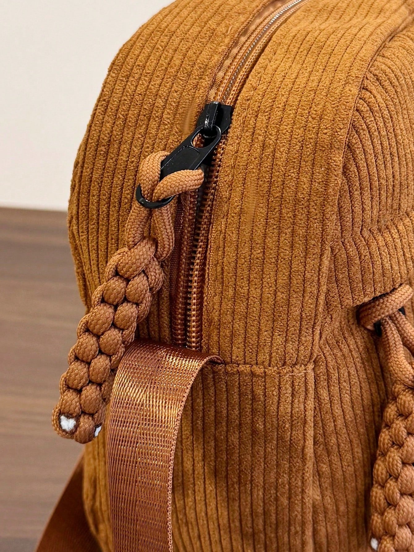 Bolso de pana blanco para mujer vista frontal con textura acanalada